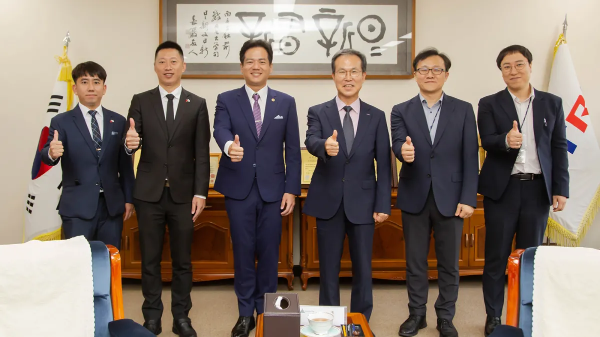 新竹市代理市長邱臣遠(左三)率市府團隊拜會韓國電子通信研究院(ETRI)。(圖/新竹市政府提供)
