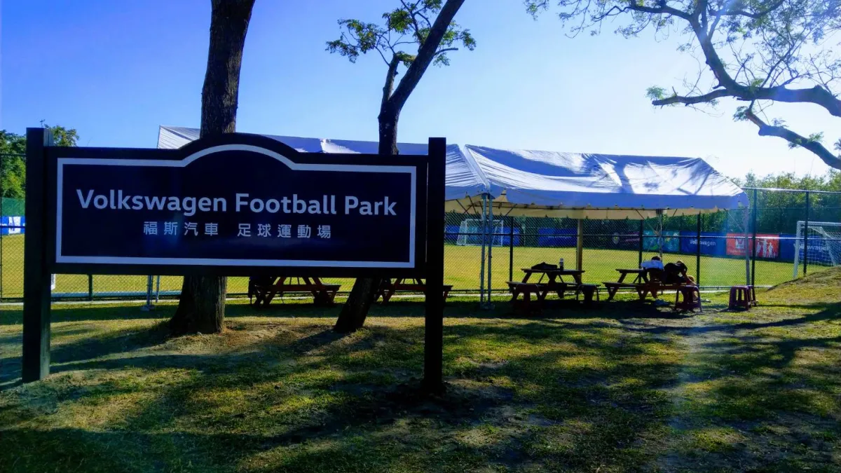 台灣福斯汽車積極關注台灣運動環境發展,特別於台北市北投區打造專屬福斯汽車足球運動場。(台灣福斯汽車提供)