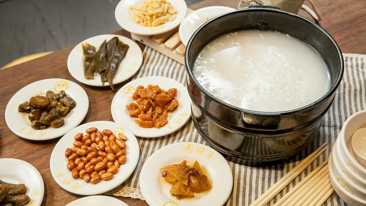 豆棗其實是豆皮炸過後,再透過熬煮方式加入砂糖、麥芽糖、鹽與醬油調味製成。(示意圖/翻攝自周照子台灣鐵板清粥小菜@facebook) 豆棗其實是豆皮炸過後,再透過熬煮方式加入砂糖、麥芽糖、鹽與醬油調味製成。(示意圖/翻攝自周照子台灣鐵板清粥小菜@facebook)