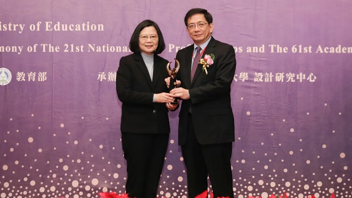 說來諷刺,中研院院士管中閔當選台大校長前半個月,才從蔡英文總統手中獲頒國家講座教授獎,沒想到就是這個總統卡了他十一個月讓他不能就任。(教育部官網)