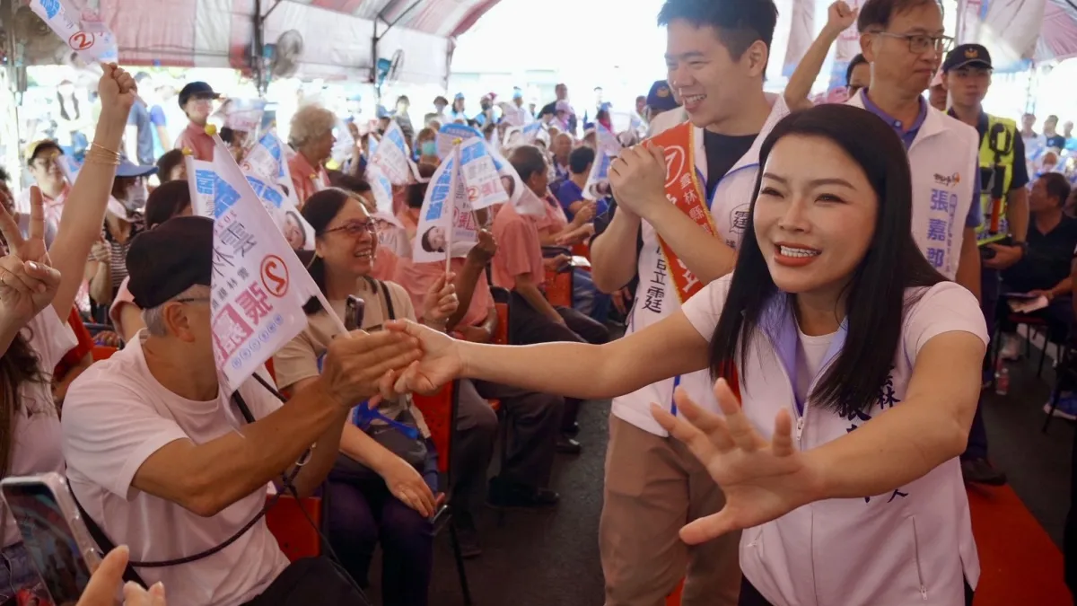 雲林縣長候選人張嘉郡成立土庫聯合競選總部與大北港服務處,與現場大批熱情鄉親互動。(圖/張嘉郡競辦提供)
