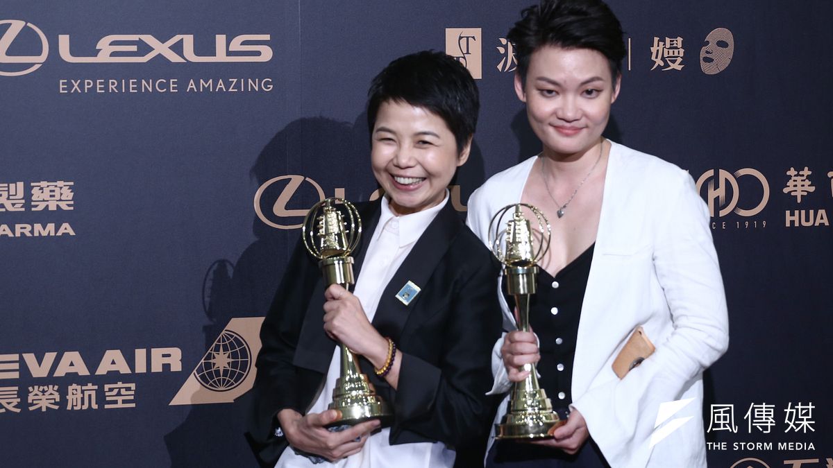 《你的孩子不是你的孩子-貓的孩子》5座金鐘入袋,圖為獲得迷你劇集(電視電影)導演獎的陳慧翎、余慧君。(陳品佑攝) 《你的孩子不是你的孩子-貓的孩子》5座金鐘入袋,圖為獲得迷你劇集(電視電影)導演獎的陳慧翎、余慧君。(陳品佑攝)