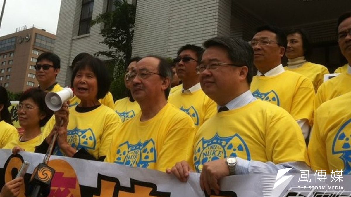 民進黨及體育界大老紀政3月3日上午呼籲民眾參加3月8日的反核大遊行。(顏振凱攝) 民進黨及體育界大老紀政3月3日上午呼籲民眾參加3月8日的反核大遊行。(顏振凱攝)