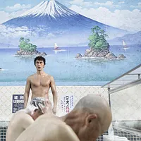 一百年前台灣人不愛洗澡,常常只是擦洗手腳。(示意圖/IMDb) 一百年前台灣人不愛洗澡,常常只是擦洗手腳。(示意圖/IMDb)