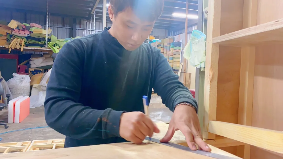 上允家具行負責人陳宇彥堅持以台灣在地工廠製作手工沙發,守護MIT的價值與技藝。(圖/新北市青年局提供)