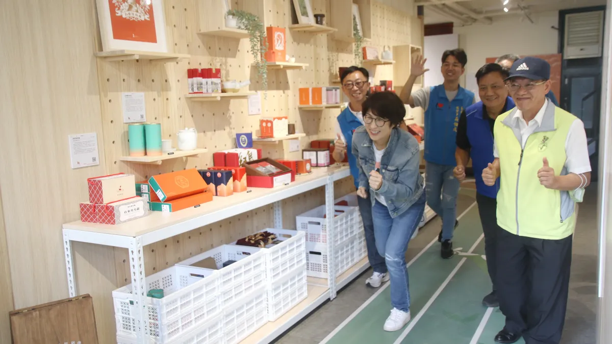臺東縣長饒慶鈴前往原創館波浪屋4號店,宣傳紅烏龍快閃店。(圖/ 臺東縣政府提供)