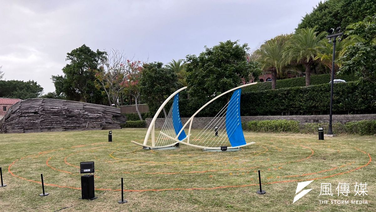 裝置藝術聚,用船隻來代表百年前船隻熙來攘往現今人潮在此匯集。(圖/林念宜) 裝置藝術聚,用船隻來代表百年前船隻熙來攘往現今人潮在此匯集。(圖/林念宜)