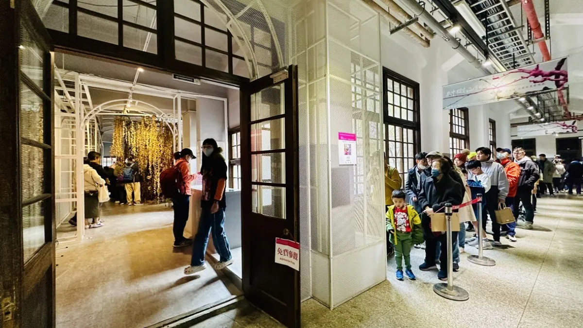 松山文創園區男澡堂展出蜷川実花 with EiM「残照光影生命」,吸引民眾排隊入場。(圖/松山文創園區提供)