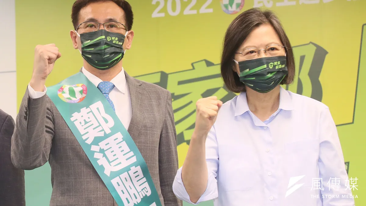 林智堅退選,但論文抄襲風暴依舊衝擊上陣代打的鄭運鵬。圖為民進黨主席蔡英文(左)、立委鄭運鵬(右)出席2022民進黨桃園市長提名記者會。(柯承惠攝)
