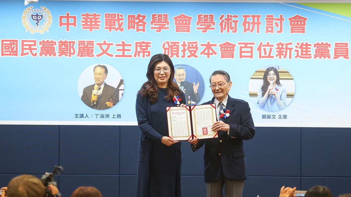 向百位新黨員頒授黨證 鄭麗文重申:台海無事、日本無事,全世界都無事