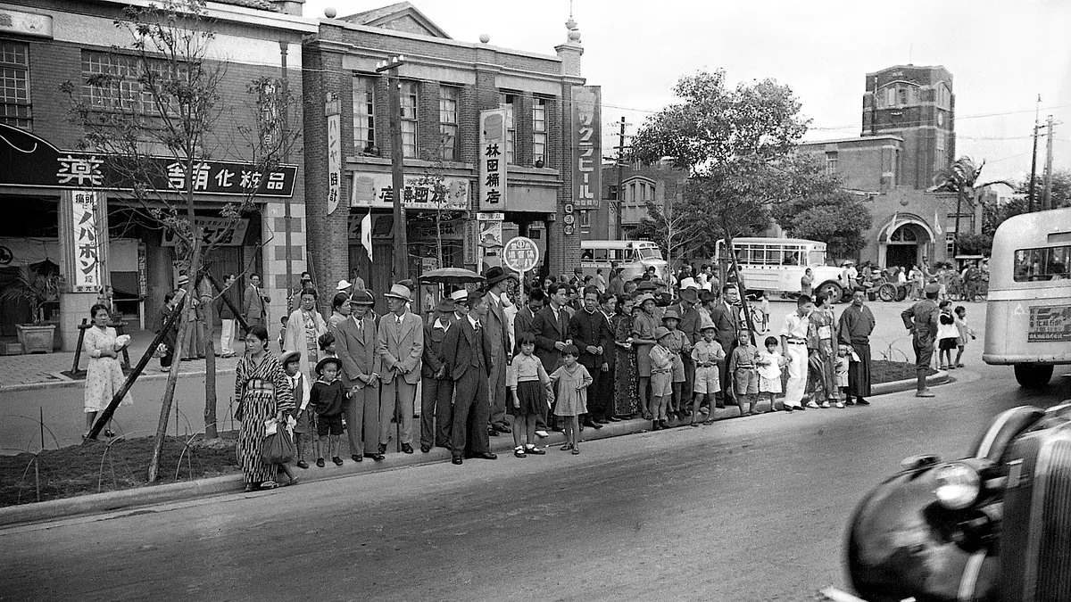 日治時期繁華的台北城街道。圖為李火增作品「御成町敕使街道」。(資料照,文化部提供)