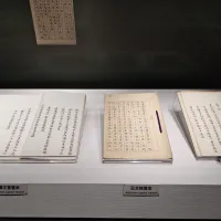 故宮借展自外交部的《馬關條約》原件,清廷依此條約將台灣割讓給日 本。1895年四月清廷代表李鴻章(1823-1901)、李經方(1855-1934)與日 方代表內閣總理大臣伊藤博文等,在日本下關(舊稱馬關)簽署《清日講 和條約》,史稱《馬關條約》。(圖/作者攝) 故宮借展自外交部的《馬關條約》原件,清廷依此條約將台灣割讓給日 本。1895年四月清廷代表李鴻章(1823-1901)、李經方(1855-1934)與日 方代表內閣總理大臣伊藤博文等,在日本下關(舊稱馬關)簽署《清日講 和條約》,史稱《馬關條約》。(圖/作者攝)
