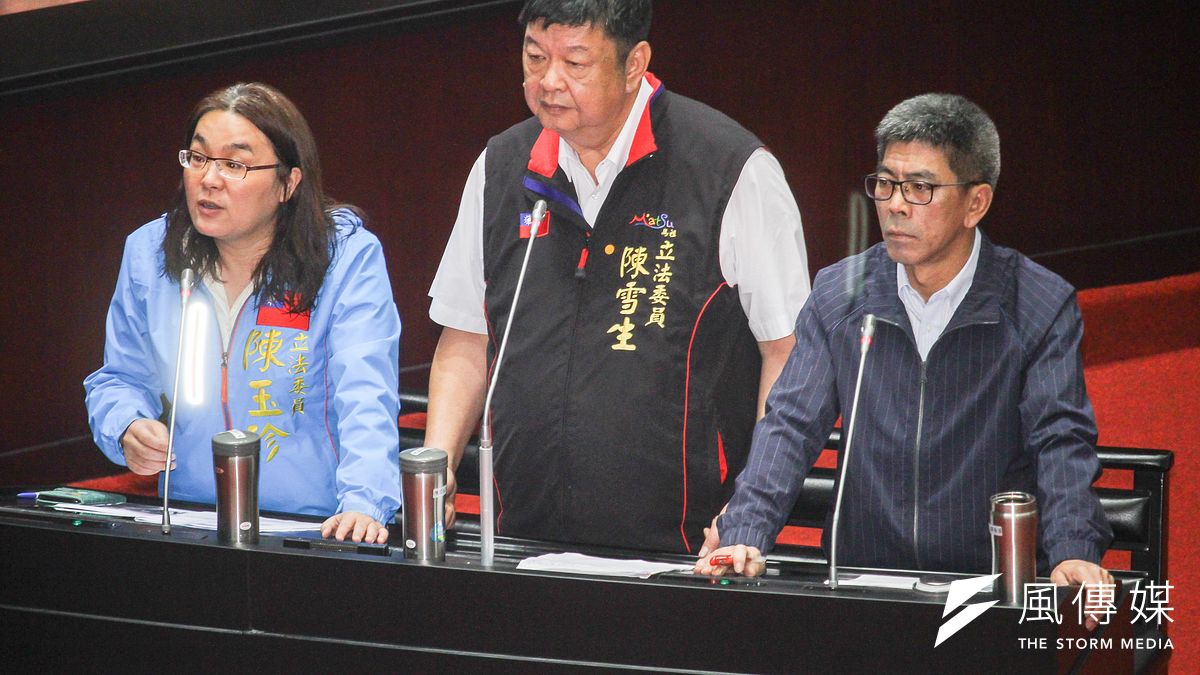 國民黨立委陳玉珍(左起)、陳雪生、楊曜31日於立法院進行一會期第6次會議聯合質詢。 (蔡親傑攝) 國民黨立委陳玉珍(左起)、陳雪生、楊曜31日於立法院進行一會期第6次會議聯合質詢。 (蔡親傑攝)