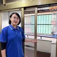 全職媽媽施宇亭透過參加職訓考取證照,投入包租代管工作,開啟第二職涯。(圖/勞動力發展署桃竹苗分署提供) 全職媽媽施宇亭透過參加職訓考取證照,投入包租代管工作,開啟第二職涯。(圖/勞動力發展署桃竹苗分署提供)
