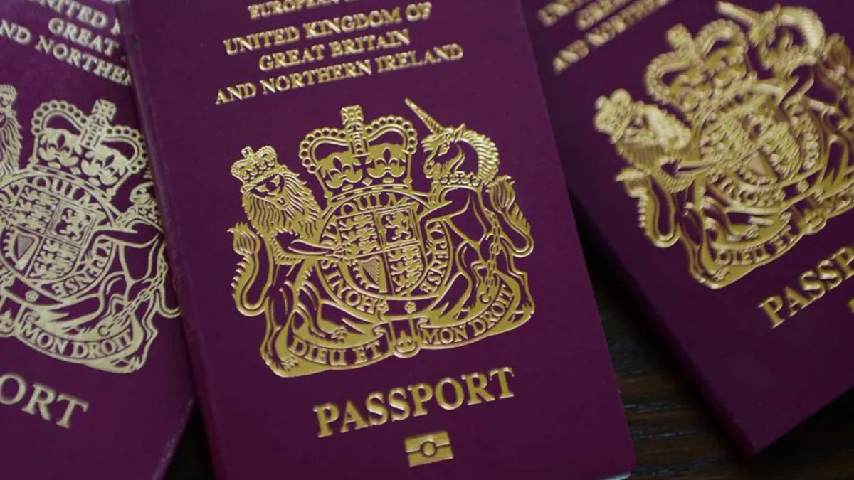 英國新版護照封面仍然沿用了舊版的酒紅色設計傳統。(圖/www.independent.co.uk)