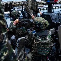 台湾軍の「漢光42号」実動演習は、縦深防御と持久戦の段階に入った。写真は、M109艇に搭載されていた装備や物資を迅速に移動させる両棲偵捜大隊の隊員。(写真/国防部提供) 台湾軍の「漢光42号」実動演習は、縦深防御と持久戦の段階に入った。写真は、M109艇に搭載されていた装備や物資を迅速に移動させる両棲偵捜大隊の隊員。(写真/国防部提供)