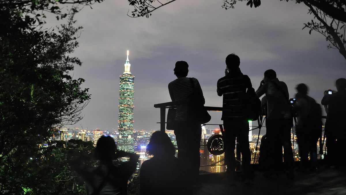 北市政府提供民眾一ˊ系列跨年賞煙火的絕佳去處,圖為象山步道攝影平台(圖片來源 台北市政府) 北市政府提供民眾一ˊ系列跨年賞煙火的絕佳去處,圖為象山步道攝影平台(圖片來源 台北市政府)