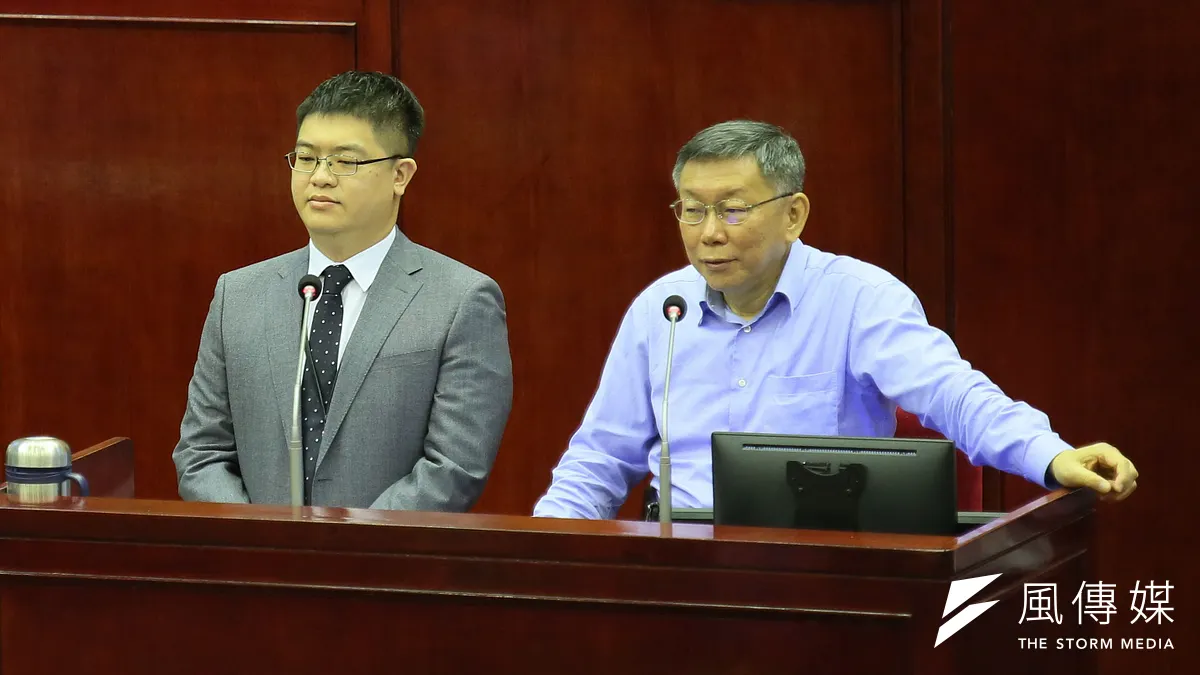 柯文哲(右)與邱昱凱(左)針對悠遊卡公司總經理薪資問題,接受市議員提問。(柯承惠攝)