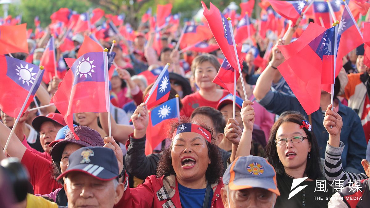 韓粉選票現在成為各家必爭之地,保守估計韓粉所能爆發的政黨票動能,至少達一百到兩百萬票之間。至於哪個政黨是真心為韓粉,哪個政黨是懷著鬼胎操弄韓粉,相信韓粉間看得相當清楚。(示意圖,顏麟宇攝) 韓粉選票現在成為各家必爭之地,保守估計韓粉所能爆發的政黨票動能,至少達一百到兩百萬票之間。至於哪個政黨是真心為韓粉,哪個政黨是懷著鬼胎操弄韓粉,相信韓粉間看得相當清楚。(示意圖,顏麟宇攝)