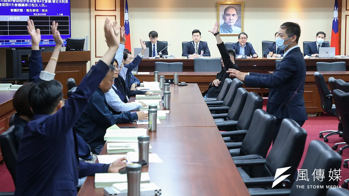 軍購特別預算開始審議,國民黨的3800億+N版本美國並不接受。圖為國民黨立委在會中舉手表決。(資料照,顏麟宇攝)