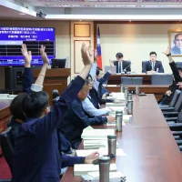 軍需物資調達特別予算の審議が開始されたが、国民党の「3800億台湾ドル+α」案を米国側は受け入れていない。写真は会議で挙手採決を行う国民党の立法委員ら。(資料写真、顔麟宇撮影) 軍需物資調達特別予算の審議が開始されたが、国民党の「3800億台湾ドル+α」案を米国側は受け入れていない。写真は会議で挙手採決を行う国民党の立法委員ら。(資料写真、顔麟宇撮影)
