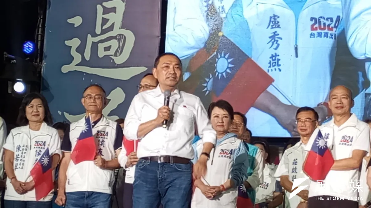 國民黨總統參選人侯友宜(中)今(28)日晚間至韓流發源地鳳山造勢,前高雄市長韓國瑜(右一)、前立法院長王金平和藍營女將也一同出席力挺。(戴祺修攝)