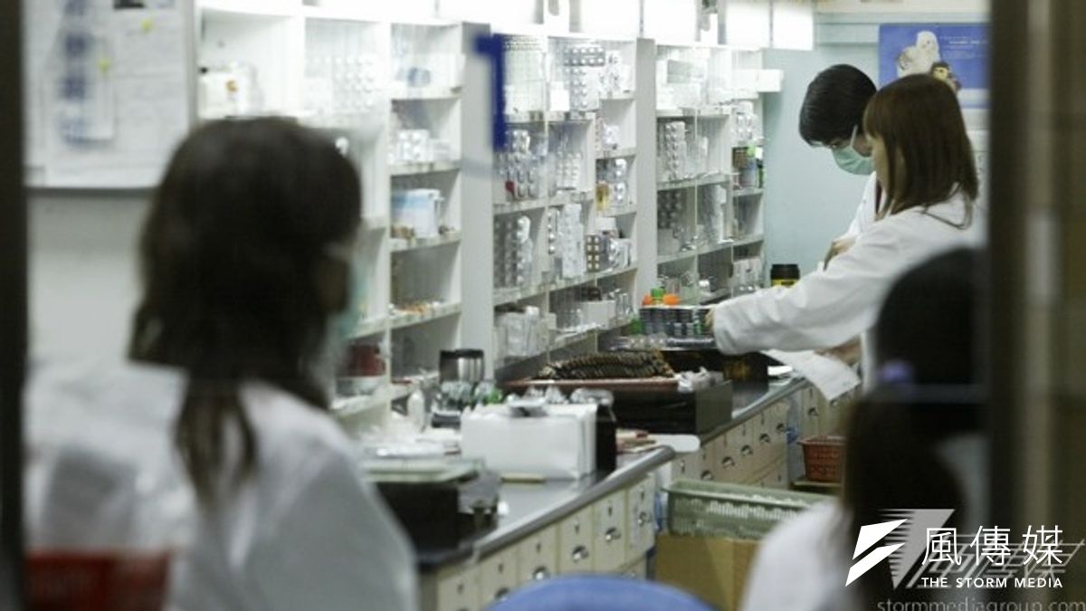 因為人口老化、新科技藥物的發展,使患者延長生命,也使醫療費用持續成長。102年重大傷病領證人數已高達92萬,全年花費健保達新台幣1625億元,占總費用的28%。(資料照片,余志偉攝) 因為人口老化、新科技藥物的發展,使患者延長生命,也使醫療費用持續成長。102年重大傷病領證人數已高達92萬,全年花費健保達新台幣1625億元,占總費用的28%。(資料照片,余志偉攝)