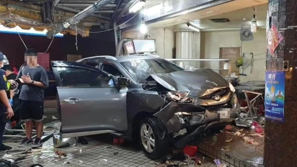銀灰色轎車車頭全毀。(圖/翻攝自FB/我是東湖人)