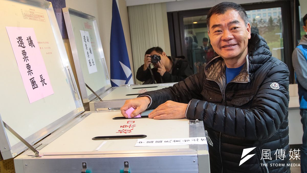 國民黨台北市議員陳錦祥12日出席「國民黨台北市議長、副議長黨內初選投票」,以21票擊敗同黨議員鍾小平,代表國民黨角逐議長寶座。(顏麟宇攝) 國民黨台北市議員陳錦祥12日出席「國民黨台北市議長、副議長黨內初選投票」,以21票擊敗同黨議員鍾小平,代表國民黨角逐議長寶座。(顏麟宇攝)