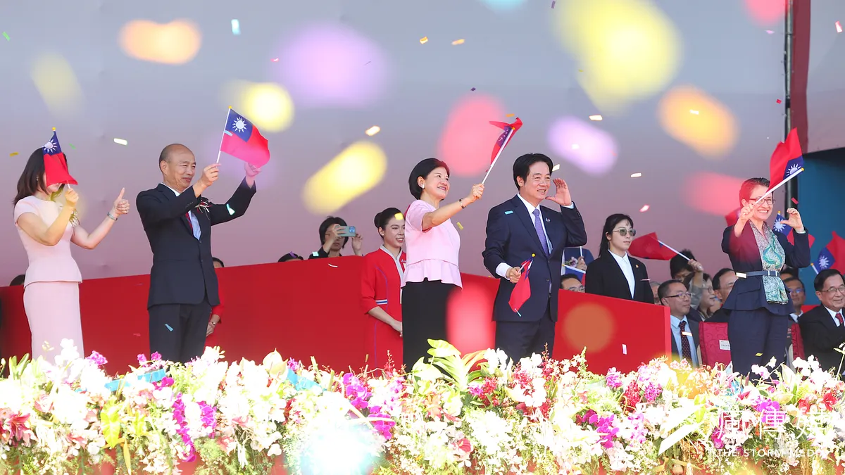 頼清徳総統(右から二番目)、蕭美琴副総統(右端)、韓国瑜立法院長(左から二番目)が10日に中華民国114年国慶大会に出席した。(写真/顏麟宇撮影) 頼清徳総統(右から二番目)、蕭美琴副総統(右端)、韓国瑜立法院長(左から二番目)が10日に中華民国114年国慶大会に出席した。(写真/顏麟宇撮影)