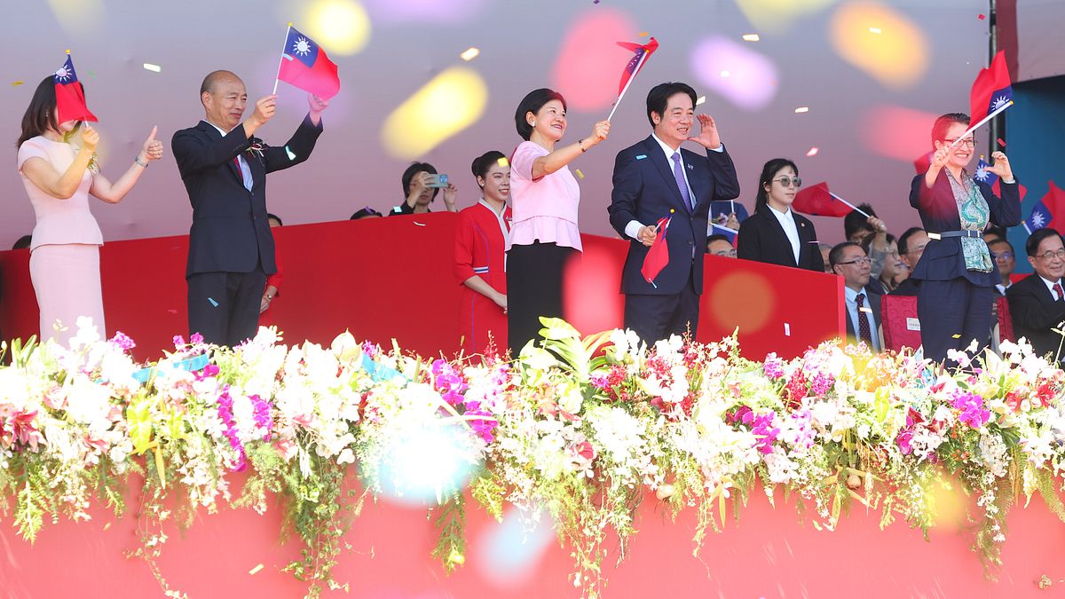 頼清徳総統(右から二番目)、蕭美琴副総統(右端)、韓国瑜立法院長(左から二番目)が10日に中華民国114年国慶大会に出席した。(写真/顏麟宇撮影) 頼清徳総統(右から二番目)、蕭美琴副総統(右端)、韓国瑜立法院長(左から二番目)が10日に中華民国114年国慶大会に出席した。(写真/顏麟宇撮影)