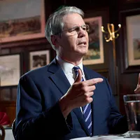 2025年9月1日、米財務長官スコット・ベッセント氏がワシントン・ジョージタウンの老舗「マーティンズ・タバーン」でフォックスニュースのインタビューに応じ、チップの非課税や残業代をめぐる外食産業の地域政策の巡回啓発を進めた。(写真/AP) 2025年9月1日、米財務長官スコット・ベッセント氏がワシントン・ジョージタウンの老舗「マーティンズ・タバーン」でフォックスニュースのインタビューに応じ、チップの非課税や残業代をめぐる外食産業の地域政策の巡回啓発を進めた。(写真/AP)