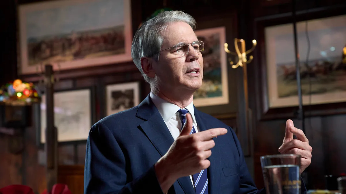 2025年9月1日、米財務長官スコット・ベッセント氏がワシントン・ジョージタウンの老舗「マーティンズ・タバーン」でフォックスニュースのインタビューに応じ、チップの非課税や残業代をめぐる外食産業の地域政策の巡回啓発を進めた。(写真/AP) 2025年9月1日、米財務長官スコット・ベッセント氏がワシントン・ジョージタウンの老舗「マーティンズ・タバーン」でフォックスニュースのインタビューに応じ、チップの非課税や残業代をめぐる外食産業の地域政策の巡回啓発を進めた。(写真/AP)