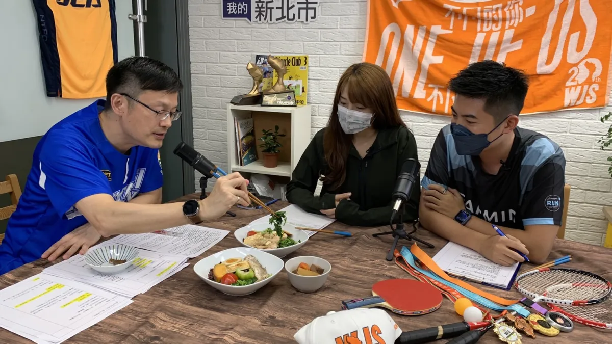新北市教育局長張明文(左)與兩位副發言人與市民朋友分享運動大小事。(圖/新北市新聞局提供)