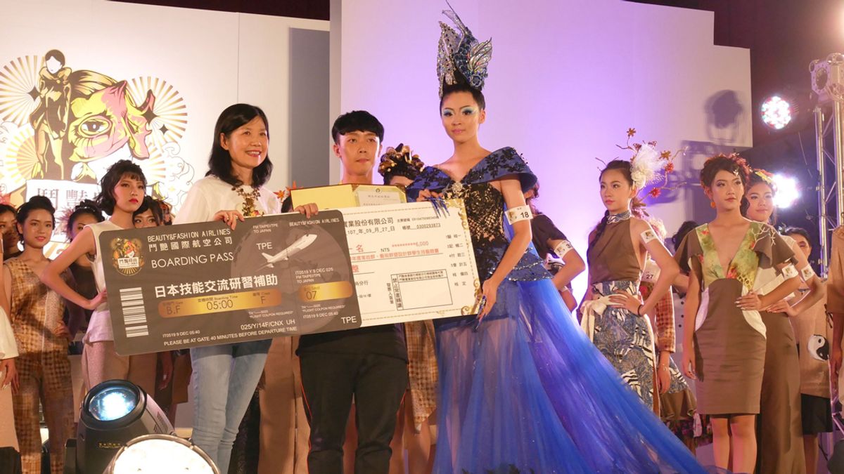 新北市副市長呂衛青(左)頒獎給獲得造型設計競賽「創意造型組」第一名莊敬高職的劉冠男(中)。(圖/新北市教育局提供) 新北市副市長呂衛青(左)頒獎給獲得造型設計競賽「創意造型組」第一名莊敬高職的劉冠男(中)。(圖/新北市教育局提供)