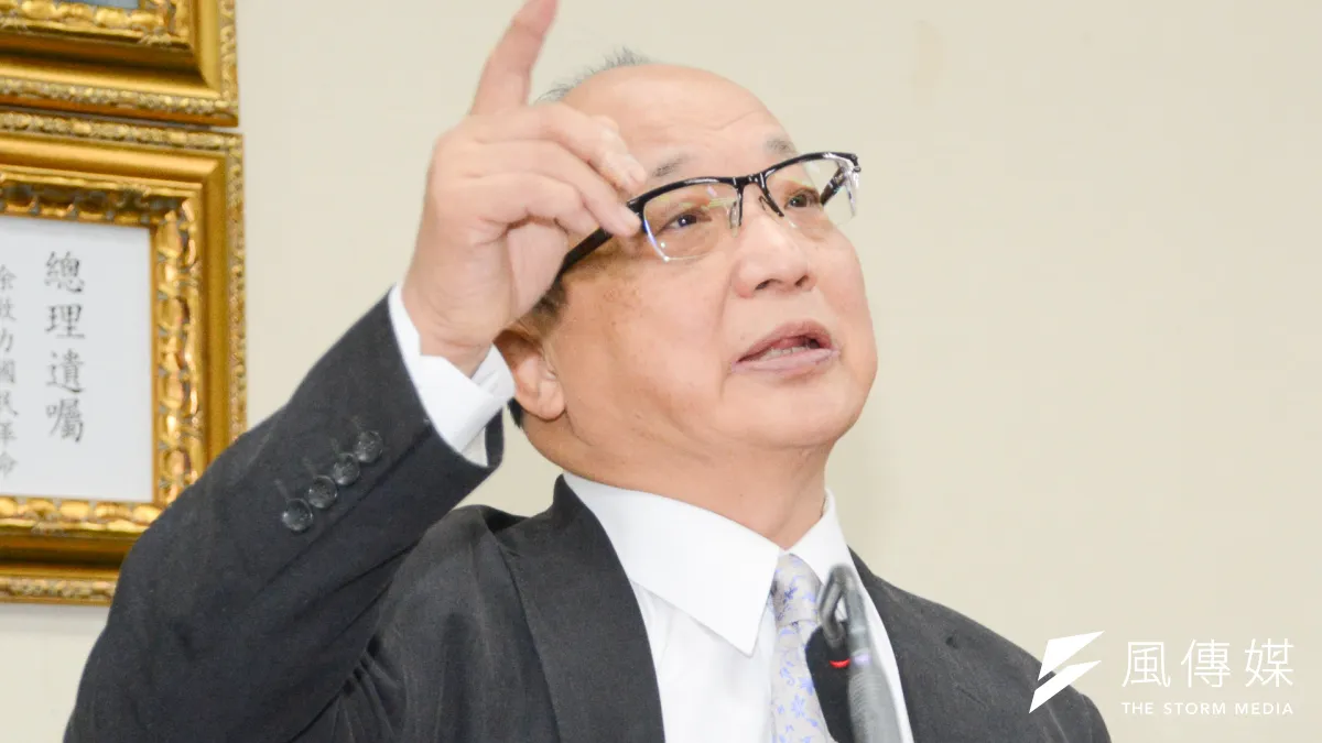 國民黨副主席胡志強28日針對黨產議題召開國際記者會,對總統蔡英文提出呼籲,應宣布停止適用此法,政府即可解散黨產會。(陳明仁攝)