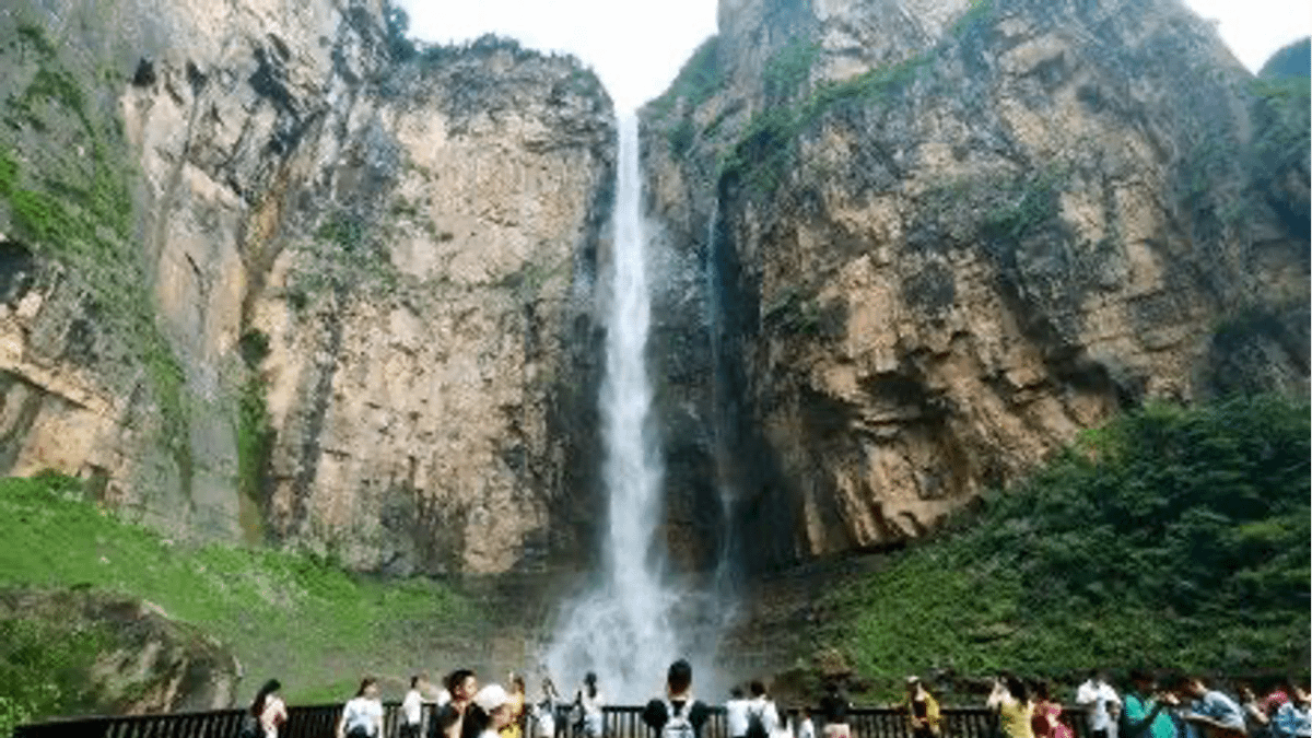 中國河南省雲台山景區的「雲台天瀑」是當地有名的網紅打卡點,單級落差314公尺,是中國乃至亞洲單級落差最大的瀑布。(取自微博) 中國河南省雲台山景區的「雲台天瀑」是當地有名的網紅打卡點,單級落差314公尺,是中國乃至亞洲單級落差最大的瀑布。(取自微博)