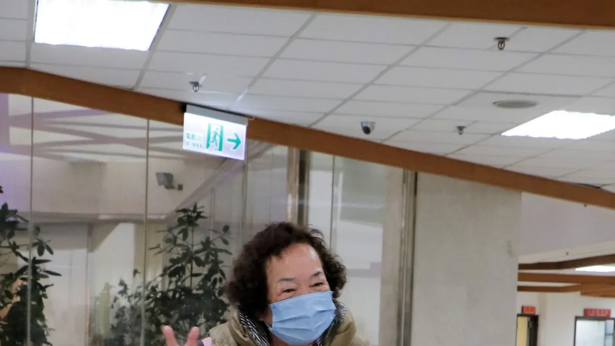 原本只能以輪椅代步的林婆婆術後第2天即可下床走路,現在更是逛街、買菜等,行動自如。(台北榮民總醫院提供) 原本只能以輪椅代步的林婆婆術後第2天即可下床走路,現在更是逛街、買菜等,行動自如。(台北榮民總醫院提供)