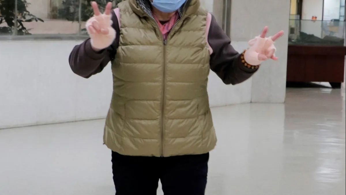 原本只能以輪椅代步的林婆婆術後第2天即可下床走路,現在更是逛街、買菜等,行動自如。(台北榮民總醫院提供)