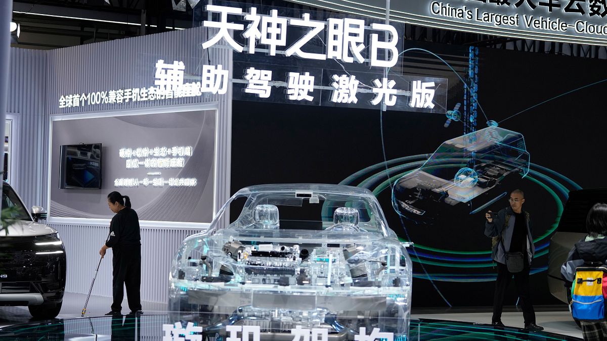 戴著鐐銬也要跳舞!《經濟學人》解析美中科技戰:面對華府全面圍堵,中國以「晶片海戰術」、「光通訊」與「模糊數學」另闢蹊徑