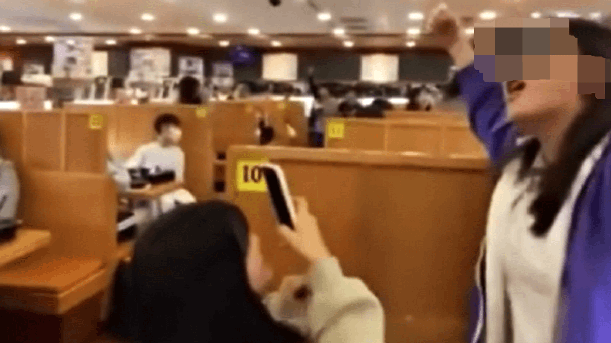 影片中的高中生後續還發限動,在貼文上寫道:「我要笑死,我們五校完全不認識,在幫對方歡呼。」(圖/翻攝自Dcard) 影片中的高中生後續還發限動,在貼文上寫道:「我要笑死,我們五校完全不認識,在幫對方歡呼。」(圖/翻攝自Dcard)