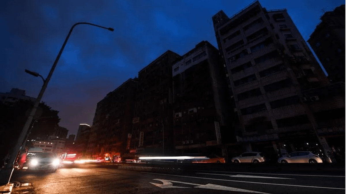 全台突然大停電,再次引爆四年前815全台大停電後缺電危機,也戳破蔡政府綠能謊言。(圖:中央社) 全台突然大停電,再次引爆四年前815全台大停電後缺電危機,也戳破蔡政府綠能謊言。(圖:中央社)