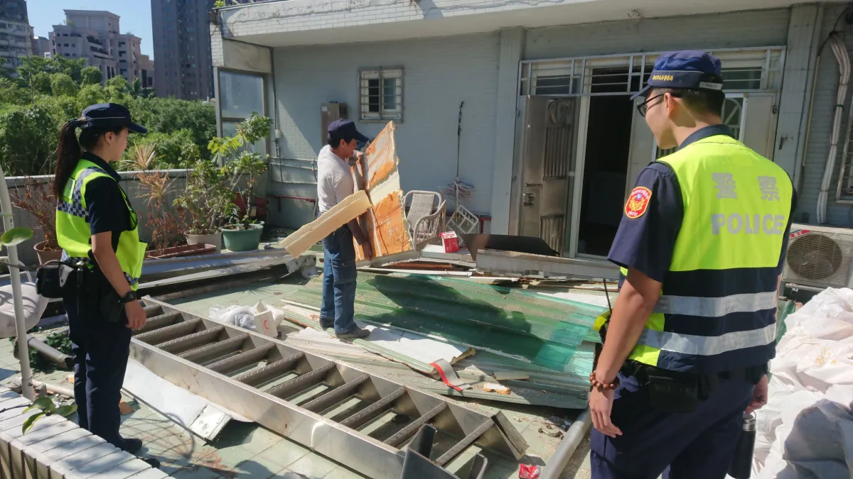 新北警察局與刑事局查獲中和丁姓男子等4人租用該處作為毒品分裝場,立即提報公共安全聯合稽查小組強力拆除。 (圖/新北市謷察局提供)