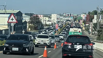 全台都會地區上下班時間幾乎都會塞車,但即便政府有提出對應措施,仍只是隔靴搔癢。(資料照,顏麟宇攝)