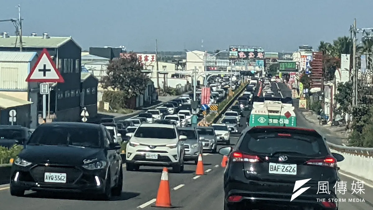 全台都會地區上下班時間幾乎都會塞車,但即便政府有提出對應措施,仍只是隔靴搔癢。(資料照,顏麟宇攝) 全台都會地區上下班時間幾乎都會塞車,但即便政府有提出對應措施,仍只是隔靴搔癢。(資料照,顏麟宇攝)
