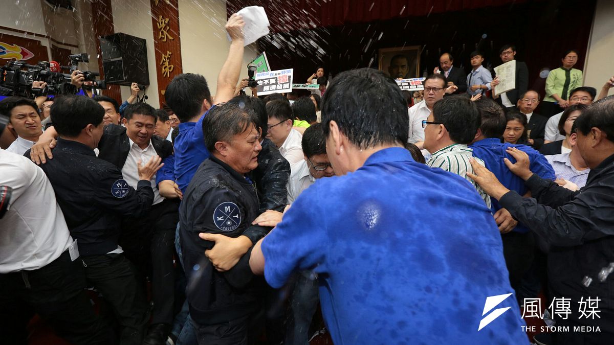 國民黨立法院黨團15日為杯葛《前瞻條例》,再度進行激烈杯葛。(顏麟宇攝) 國民黨立法院黨團15日為杯葛《前瞻條例》,再度進行激烈杯葛。(顏麟宇攝)