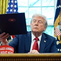 2025年4月23日、アメリカのトランプ大統領がホワイトハウスのオーバルオフィスで教育に関する行政命令に署名する準備を行った。(AP通信) 2025年4月23日、アメリカのトランプ大統領がホワイトハウスのオーバルオフィスで教育に関する行政命令に署名する準備を行った。(AP通信)