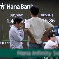 韓国の株式市場の動きを見守る会社員。(AP) 韓国の株式市場の動きを見守る会社員。(AP)