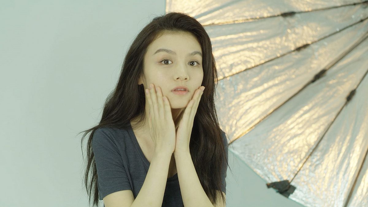 第一位90後影后-春夏用最真實的臉龐,在《踏血尋梅》電影裡詮釋一個追求愛的靈魂。(圖/ SK-II) 第一位90後影后-春夏用最真實的臉龐,在《踏血尋梅》電影裡詮釋一個追求愛的靈魂。(圖/ SK-II)