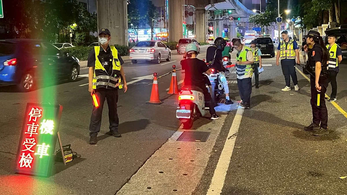 台南市一名女警近日在例行交通取締勤務中,遭民眾持斧頭攻擊,引發譁然。(示意圖,臺北市政府環保局提供) 台南市一名女警近日在例行交通取締勤務中,遭民眾持斧頭攻擊,引發譁然。(示意圖,臺北市政府環保局提供)